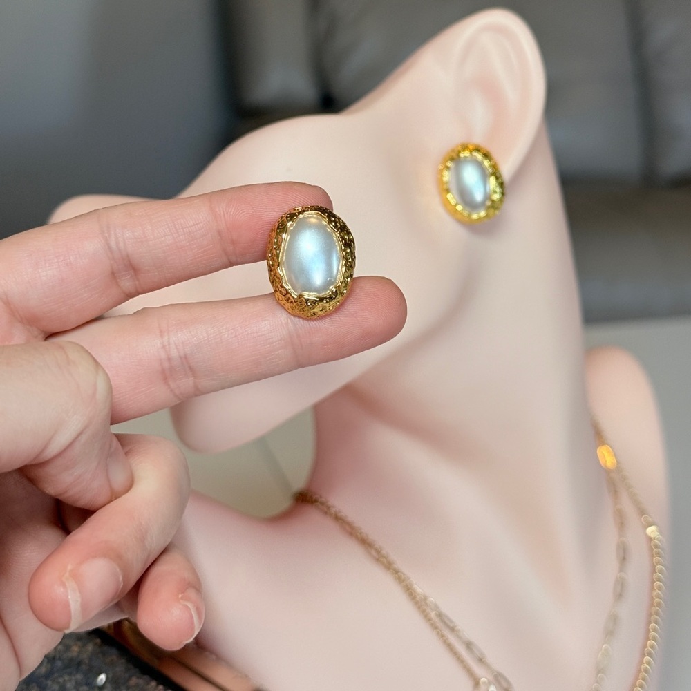 Elegant Gold and Pearl Stud Earrings - Picture 4 of 9